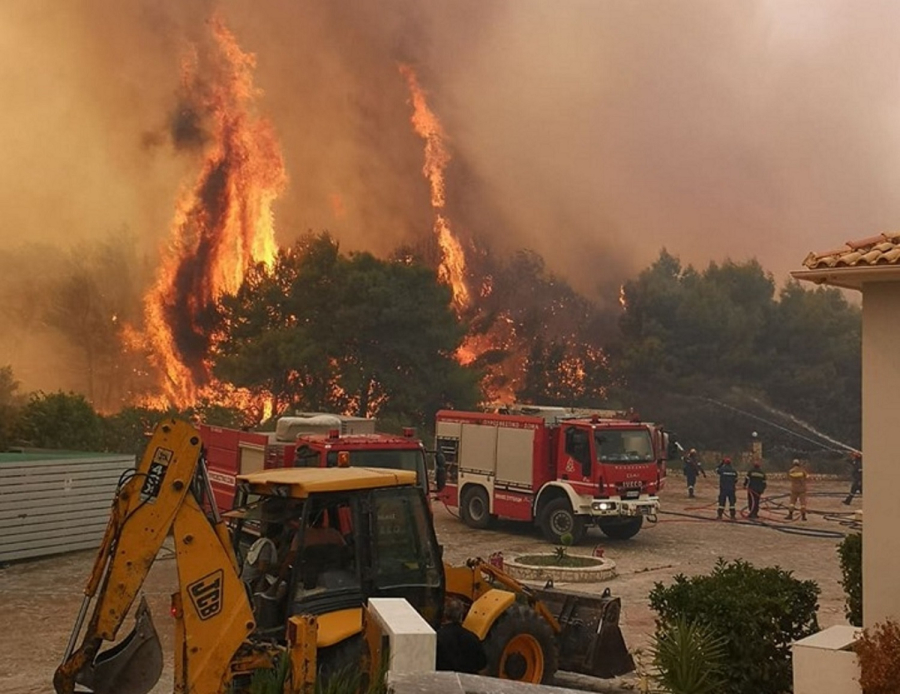 Πύρινη κόλαση στην Κάρυστο - Η φωτιά καίει ανεξέλεγκτα - Στην παραλία οι κάτοικοι μετά τις εκκενώσεις χωριών