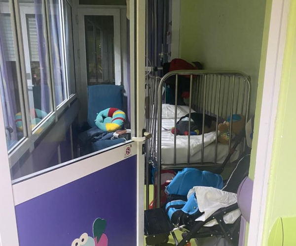 Εικόνες ντροπής στο Παίδων Αγία Σοφία: «Στοίβαξαν τον 7χρονο ΑμεΑ γιο μου σε δωμάτιο για μωρά που δεν χωρά ούτε το αμαξίδιο του»