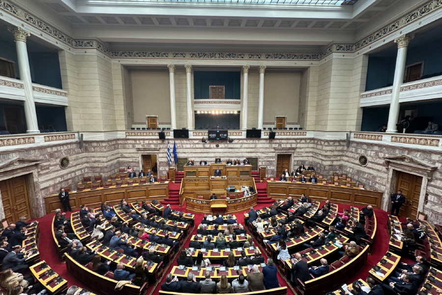 «Πόλεμος» μέσα για τον πόλεμο έξω