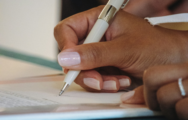 Ασφάλιστρα ζωής: Κρυφές χρεώσεις στις δόσεις - Τι προβλέπει νέα οδηγία