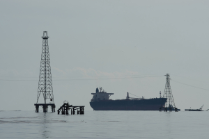 Πετρέλαιο: Πάνω από τα 100 δολάρια το Μπρεντ παρά τη συμφωνία Τραμπ – Πούτιν για το ρωσικό ντίζελ