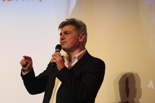 Διεγράφη ο Φαραντούρης από τον ΣΥΡΙΖA