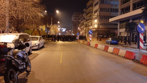 Θεσσαλονίκη: Οπαδοί του ΠΑΟΚ έξω από τα γραφεία της Νέας Δημοκρατίας