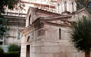 Η ιστορία και το αρχαίο ημερολόγιο που κρύβει το εκκλησάκι δίπλα στη Μητρόπολη Αθηνών