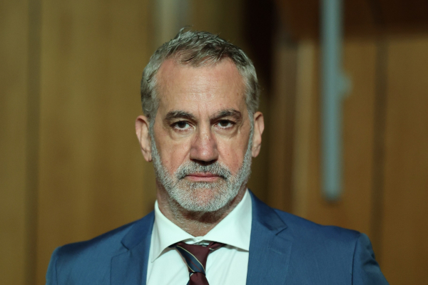 Χρήστος Μάντακας: «Στη "Διάφανη Αγάπη" τίποτα δεν είναι αυτό που φαίνεται»