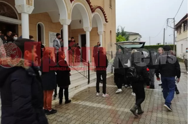 Φωτιά σε σπίτι στον Κολωνό: «Ράγισαν και οι πέτρες» στην κηδεία του 5χρονου που πέθανε (εικόνες)