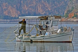 Συναγερμός στην Σαλαμίνα: Αγνοείται ερασιτέχνης ψαράς