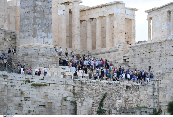 Ξεπέρασαν τα 27,8 εκατομμύρια οι τουρίστες το 2022