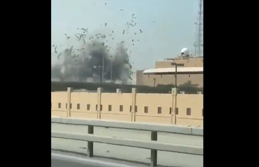 Συγκλονιστικό βίντεο: Η στιγμή που ιρανικοί πύραυλοι χτυπούν την βάση του 5ου Στόλου των ΗΠΑ στο Μπαχρέιν