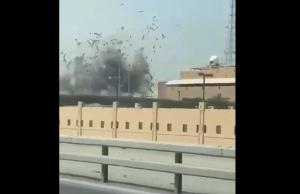 Συγκλονιστικό βίντεο: Η στιγμή που ιρανικοί πύραυλοι χτυπούν την βάση του 5ου Στόλου των ΗΠΑ στο Μπαχρέιν