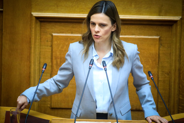 Αχτσιόγλου: Η ΝΔ νομοθετεί τα funds να επιβάλλουν πλειστηριασμούς από μόνα τους