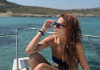 Σίσσυ Χρηστίδου: Οι καλοκαιρινές πόζες με μαγιό πάνω σε σκάφος στην Πάτμο