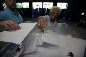Εκλογές 2019: Εκλογικοί αντιπρόσωποι «πιάστηκαν στα χέρια» για την ψήφο ηλικιωμένου
