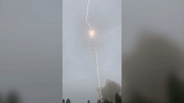 Βίντεο - ντοκουμέντο από την στιγμή που κεραυνός χτυπά τον πύραυλο Soyuz κατά την εκτόξευση (video)