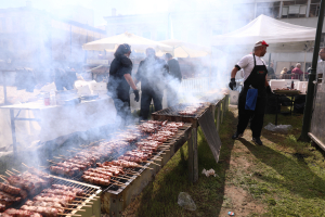 Έγινε της... Τσικνοπέμπτης - Βίντεο και εικόνες από Αθήνα, Θεσσαλονίκη έως και την Κύπρο