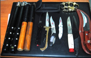 Φονικό «οπλοστάσιο» με χιλιάδες φωτοβολίδες, σιδηρογροθιές, ρόπαλα και μαχαίρια στο «δόκανο» της ΕΛΑΣ