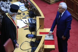 Βουλή: Ορκίστηκε βουλευτής ο Κωνσταντίνος Κόλλιας - Στη θέση του Ταγαρά