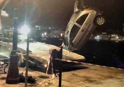 Μυτιλήνη: Πρόσφυγες βούτηξαν για να σώσουν τους επιβαίνοντες αυτοκινήτου που έπεσε στην θάλασσα