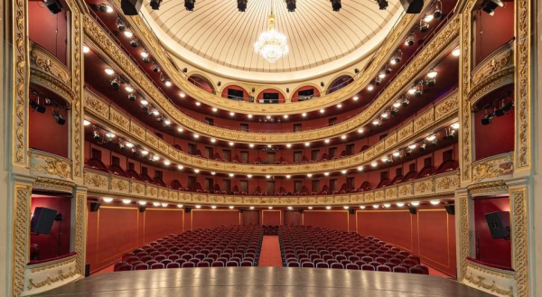 Δείτε σπάνιο υλικό από το Δημοτικό Θέατρο Πειραιά - Γιορτάζει τα 130 χρόνια με φεστιβάλ