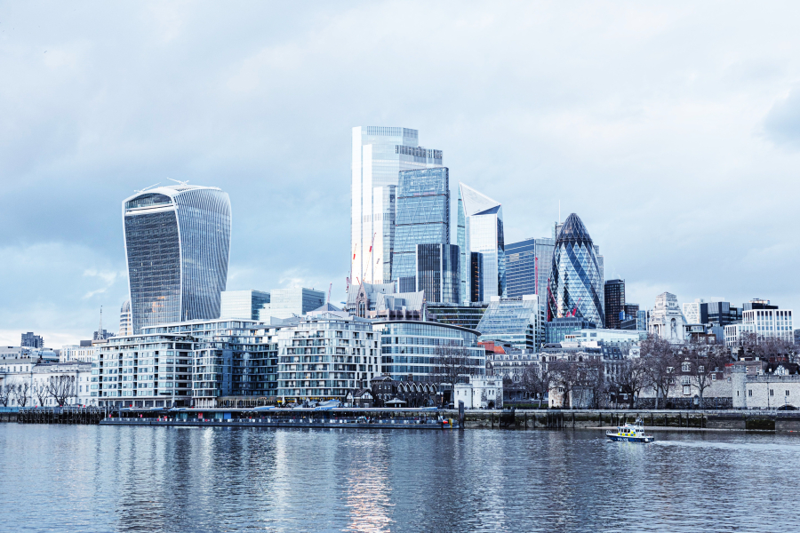 Σε «κατηφορική» τροχιά τα επιτόκια της ΕΚΤ και της FED