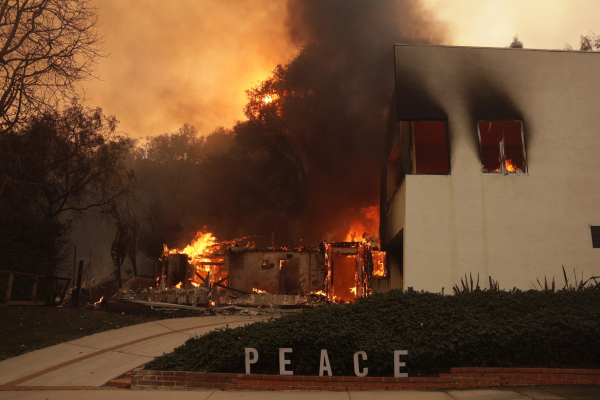 Οι φλόγες καταβροχθίζουν το Λος Άντζελες, παραλύει το Χόλιγουντ - 5 νεκροί