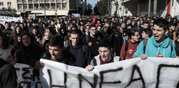 Προπύλαια: οι μαθητές διαδηλώνουν κατά της βιντεοσκόπησης των μαθημάτων