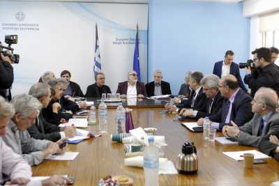 Τη συνδρομή των ΟΤΑ για την προσφυγική κρίση ζήτησε η κυβέρνηση