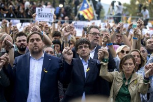 Δικαστής εξέδωσε ξανά εντάλματα σύλληψης σε βάρος του Πουτζντεμόν και πέντε Καταλανών αυτονομιστών πολιτικών