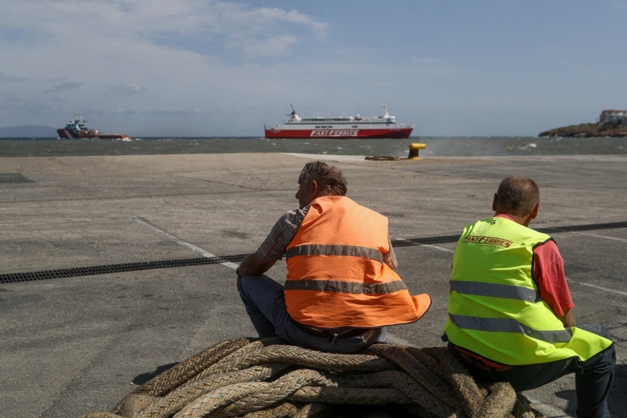 Αλλαγές στα δρομολόγια των πλοίων, εξαιτίας της φωτιάς στη Ραφήνα