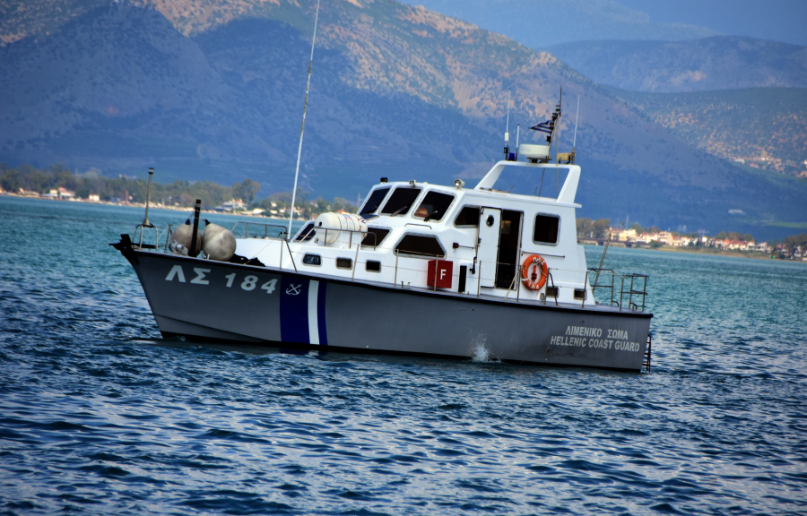 Μηχανική βλάβη στο Fast Ferries Andros - Παραμένει στο λιμάνι της Μυκόνου