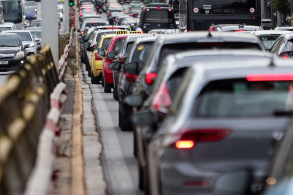 Αυξημένη κίνηση στη λεωφόρο Ποσειδώνος - Καραμπόλα 5 αυτοκινήτων