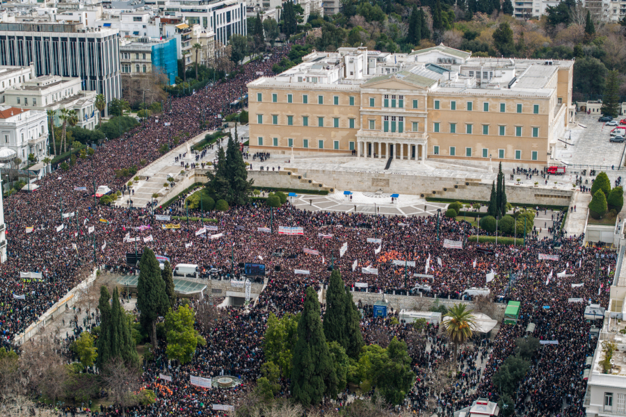 Τέμπη: Σε «κλοιό οξυγόνου» η πρόταση μομφής - Διπλές συγκεντρώσεις πρωί και βράδυ με αδιανόητα μέτρα