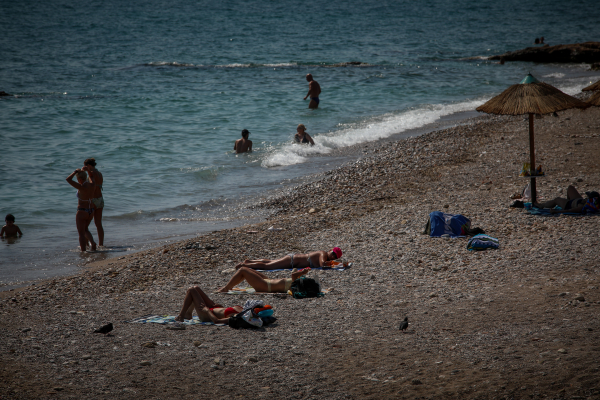 Πόλεμος για τις ακατάλληλες παραλίες στην Αττική και τις Γαλάζιες Σημαίες
