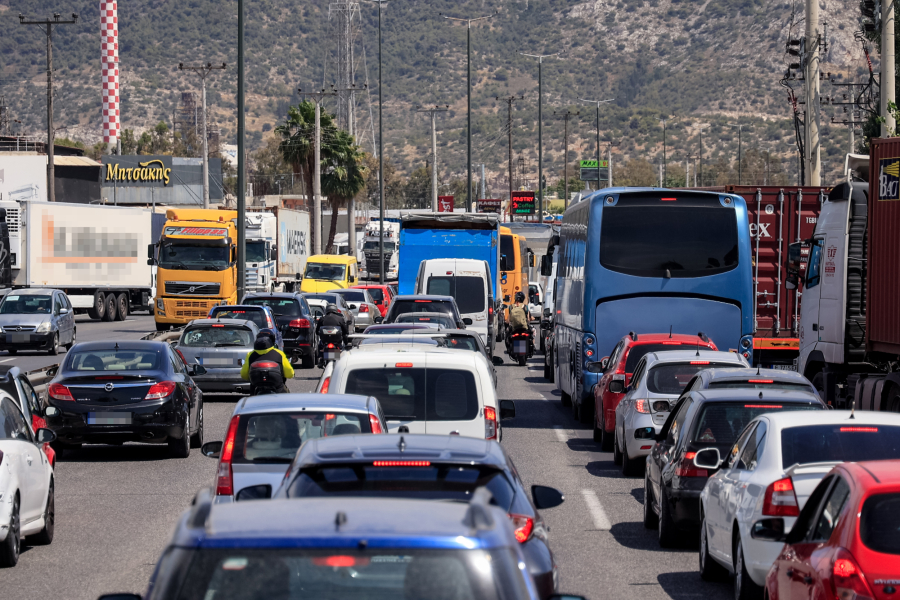 Καραμπόλα 10 οχημάτων στην Αθηνών – Κορίνθου, ένας ελαφρά τραυματίας