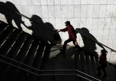 Στα «τάρταρα» οι μισθοί στην Ελλάδα τα μνημονιακά χρόνια