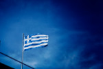 Πήγε κολυμπώντας στο νησάκι για να αλλάξει την κουρελιασμένη σημαία (vid)