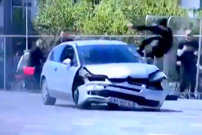Τρόμος σε πλατεία στα Τίρανα με ανεξέλεγκτο αυτοκίνητο (βίντεο)