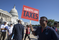 Κίνα και Καναδάς παίρνουν θέση μάχης: Ανακοίνωσαν αντιμέτρα στους δασμούς Τραμπ