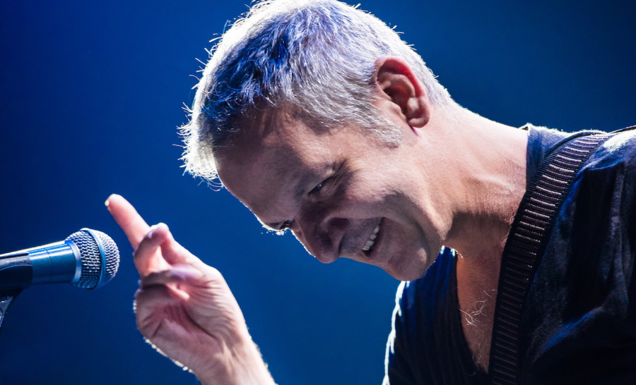 Συναυλία στο σκοτάδι με τον Χρήστο Θηβαίο