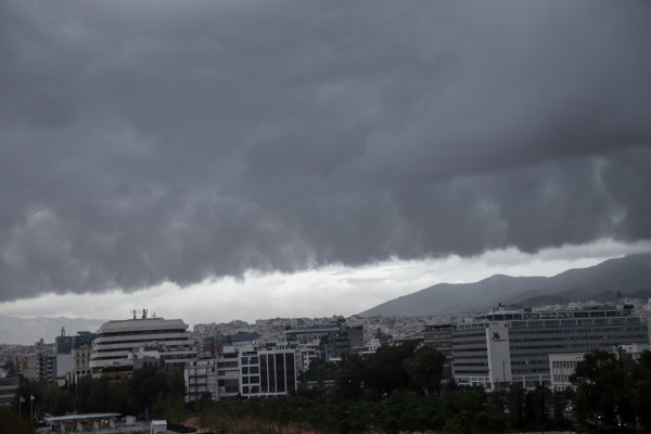 Καιρός: Shelf cloud «σκέπασε» την Αθήνα - Έπεσαν 8.350 κεραυνοί