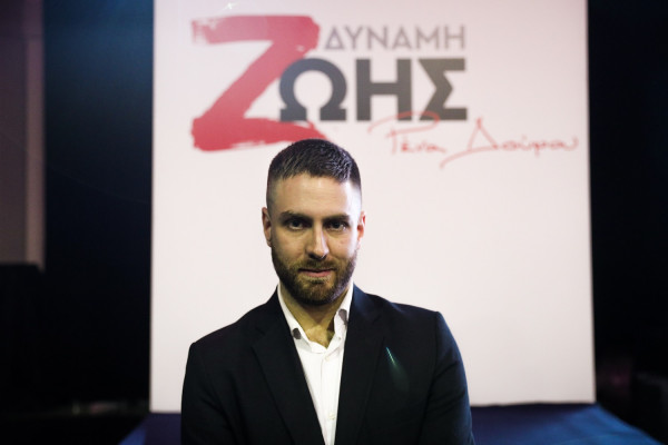 Το Τζέισον Αντιγόνη ξύρισε το κεφάλι του για να ψηφίσουν όλοι ΣΥΡΙΖΑ «δαγκωτό» (pics)
