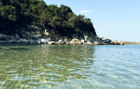 Αυτή η παραλία απέχει σχεδόν μια ώρα από τη Θεσσαλονίκη και έχει «χρυσή» άμμο