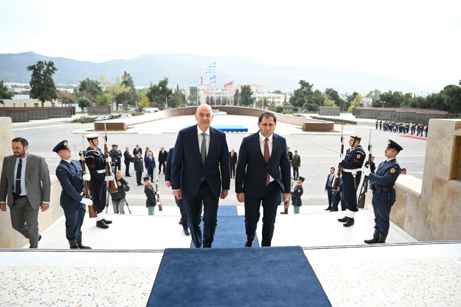 Στο ΥΠΕΘΑ υποδέχθηκε ο Νίκος Δένδιας τον Αρμένιο ομόλογό του