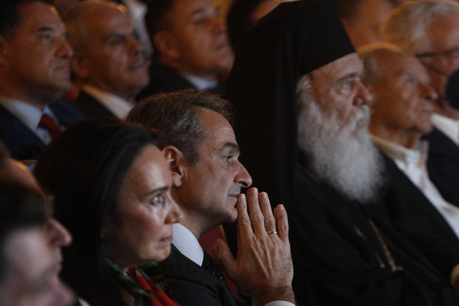 Μητσοτάκης μεταξύ Σαμαρά, «γαλάζιων» βουλευτών, σκανδάλων και ...αντιπολίτευσης