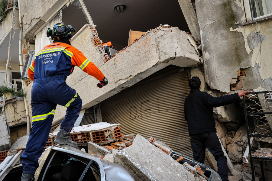 Σεισμός στην Τουρκία: Όλο το βράδυ επιχειρούσε η ελληνική ΕΜΑΚ για την 24χρονη, άκαρπες οι έρευνες