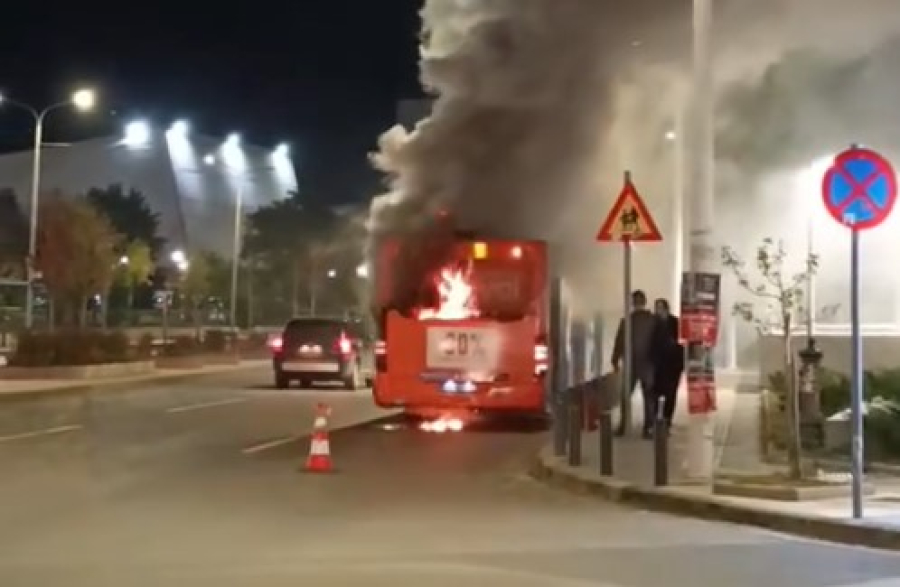 Βίντεο: Φωτιά σε αστικό λεωφορείο στη Θεσσαλονίκη