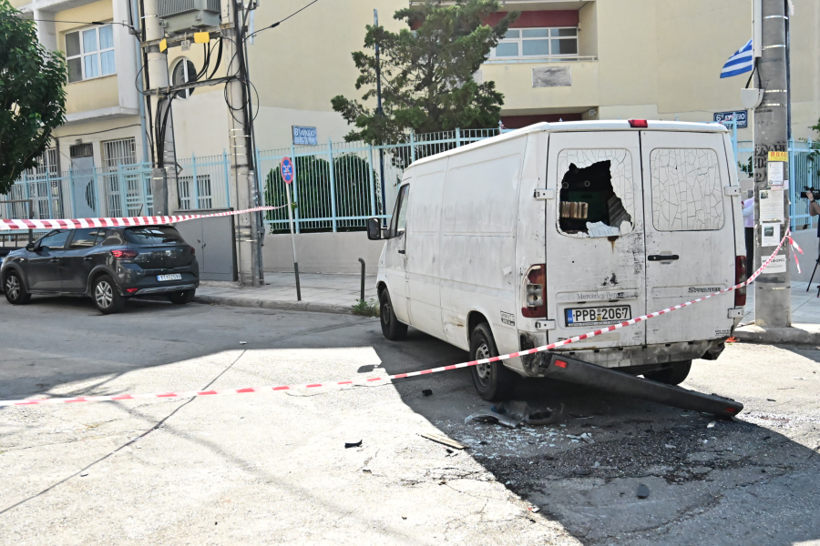 Μηχανή και ΙΧ αντάλλαζαν πυροβολισμούς από το Περιστέρι έως το Χαϊδάρι