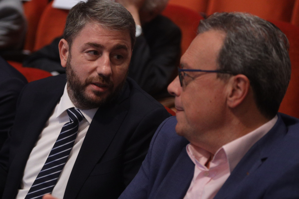 Τι κρύβεται πίσω από το ξαφνικό φλερτ Ανδρουλάκη με Φάμελλο και Χαρίτση