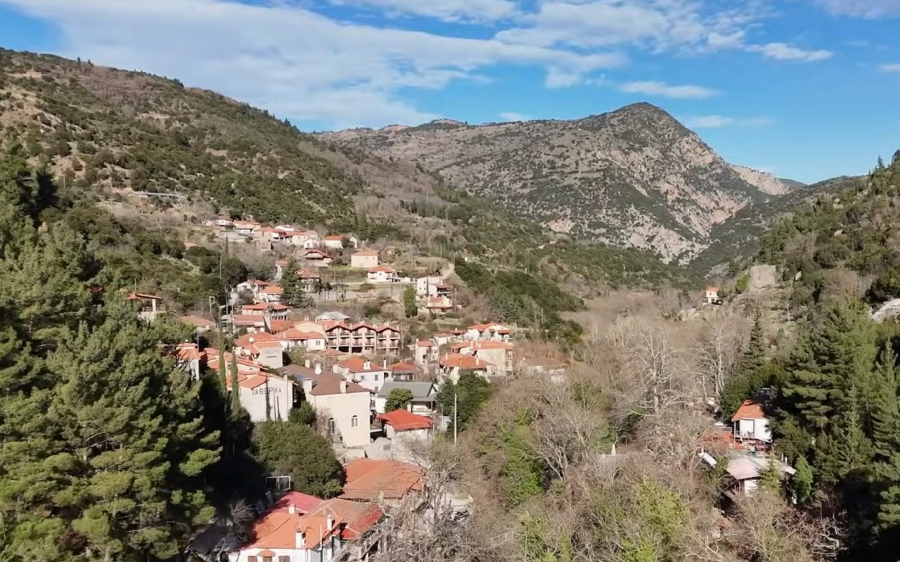 Το μαγικό χωριό της Αχαΐας που μοιάζει σαν να βγήκε από παραμύθι