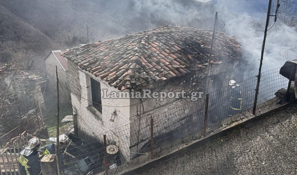 Φωτιά σε σπίτι στη Φθιώτιδα: Στο νοσοκομείο ηλικιωμένος, τον έσωσαν οι συγχωριανοί του